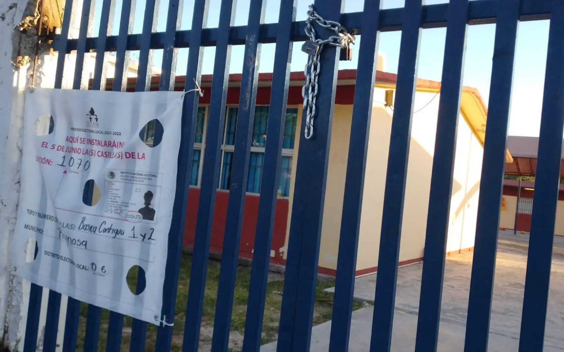 Escuelas en Reynosa olvidan quitar candados, son sede de casillas electorales Twitter @INETamaulipas